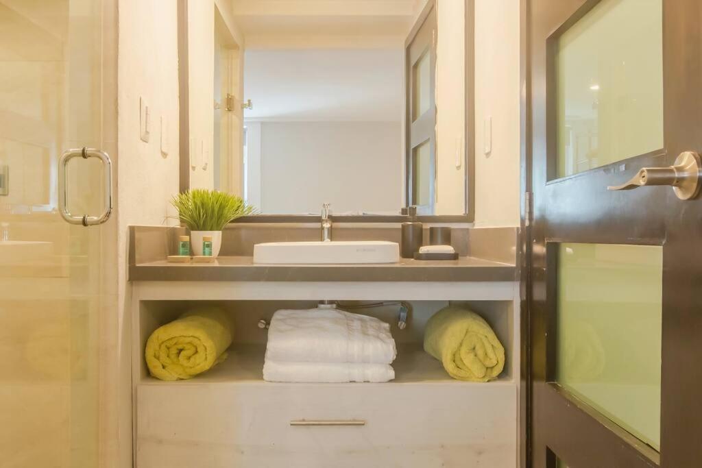 Location- 3-bdr Penth-150 Mbps- Pool- Priv Rooftop