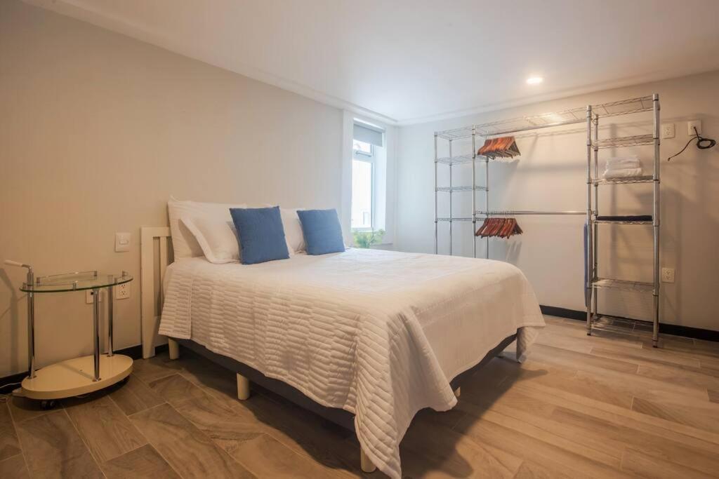 Location- 3-bdr Penth-150 Mbps- Pool- Priv Rooftop Apartamento
